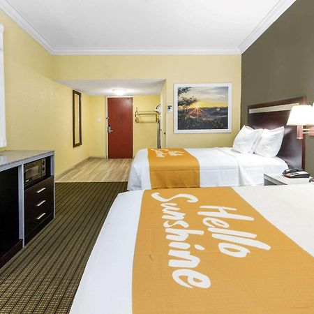 Days Inn By Wyndham Nanuet / Spring Valley Екстериор снимка