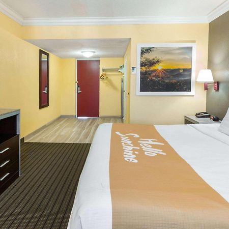 Days Inn By Wyndham Nanuet / Spring Valley Екстериор снимка