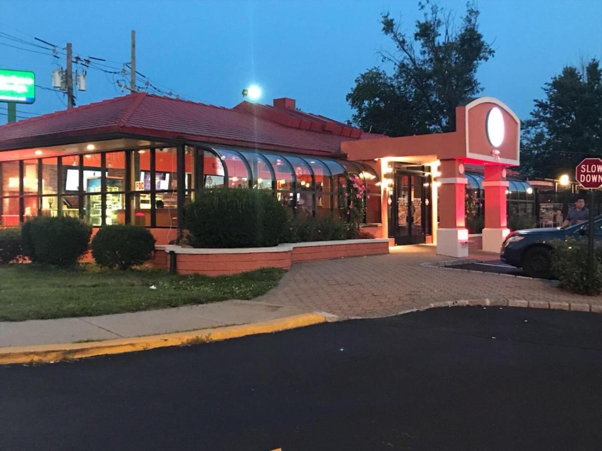 Days Inn By Wyndham Nanuet / Spring Valley Екстериор снимка